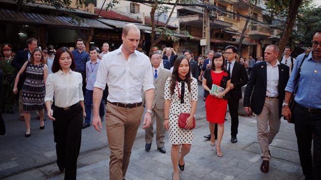 Hé lộ những hình ảnh đầu tiên của Hoàng tử William trên đường phố Hà Nội