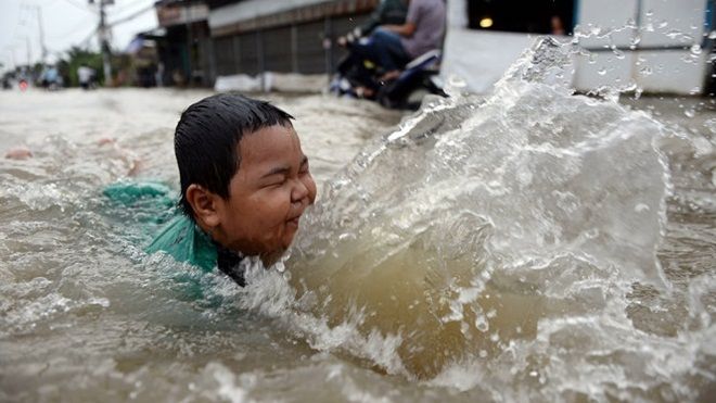 Triều cường dâng đỉnh, người dân TP HCM khổ sở trong những con đường ngập sâu nước