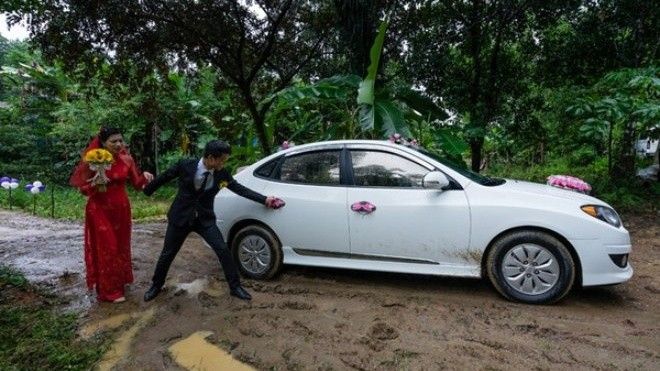 Ảnh đám cưới quê kiểu phóng sự 'thật như đếm' vào ngày cúp điện, mưa gió có 1-0-2