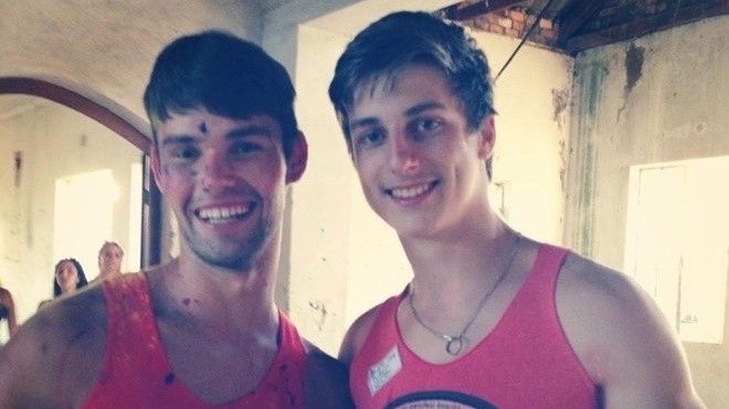 Thầy giáo 'soái ca' đá cầu với học sinh Sài Gòn ở sân trường