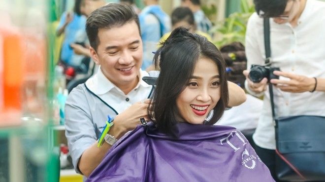 Đàm Vĩnh Hưng thực hiện lời hứa cắt tóc cho 'Én vàng' Hà Trinh