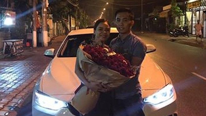 Anh chồng 'nổi nhất đêm' mua xe BMW tặng vợ kỷ niệm 10 năm yêu nhau khiến dân tình xuýt xoa