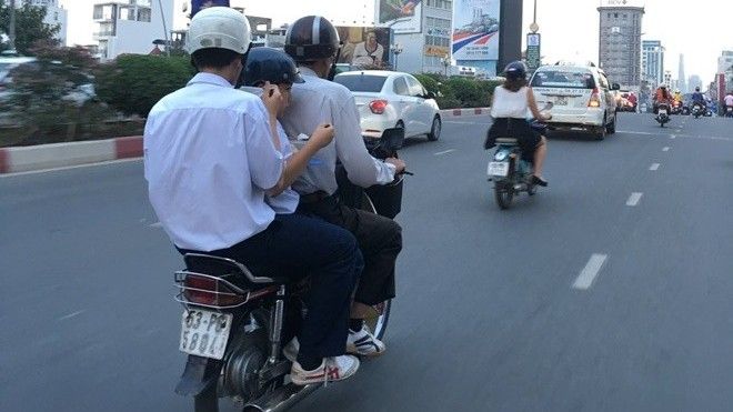 Giật mình chuyện hai học sinh vừa ngồi trên xe máy vừa… ăn cơm