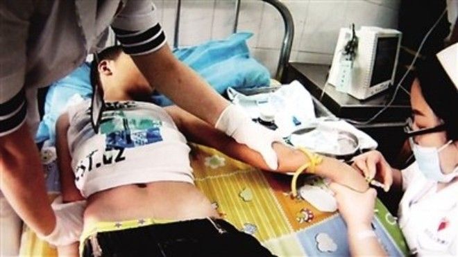 Liều lĩnh uống liền 3 cốc rượu, nam sinh 12 tuổi bị ngộ độc suýt mất mạng