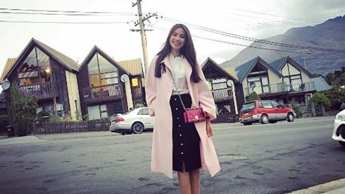 Phạm Hương: Cả thế giới bỗng chốc thu bé lại… vừa bằng chiếc túi Dior