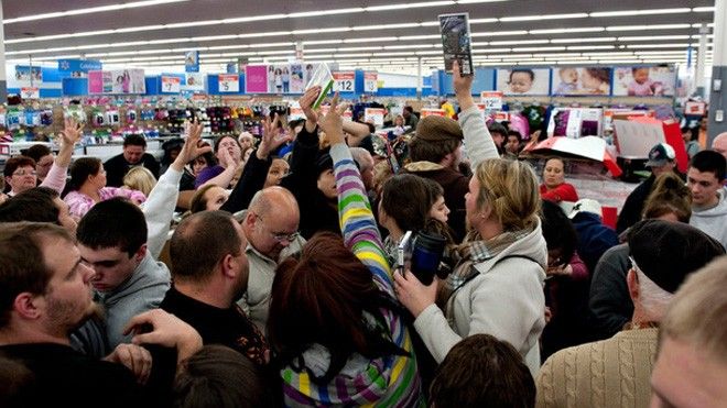 Những cảnh tượng kinh hoàng trong ngày Black Friday khiến cả thế giới choáng váng