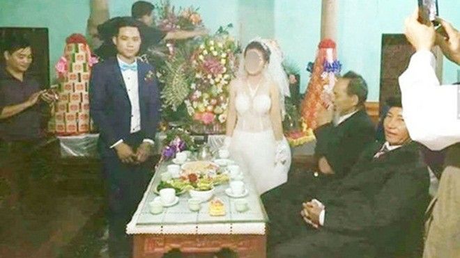 Cư dân mạng 'hết hồn' với chiếc váy cưới hở táo bạo của cô dâu trong đám cưới