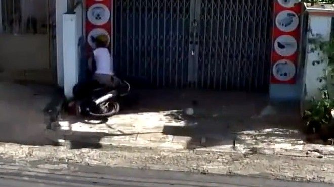 Hài hước cảnh nam thanh niên mất lái tông thẳng xe vào tường, vứt xe lại đi về