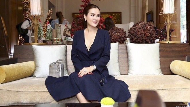 Diện đồ all-black quý phái mà không hề 'dừ' như Á hậu Phương Lê