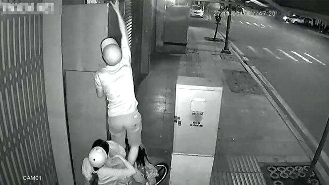 Clip: Đôi nam nữ 'vất vả' nửa đêm dắt nhau đi ăn trộm vì món đồ này