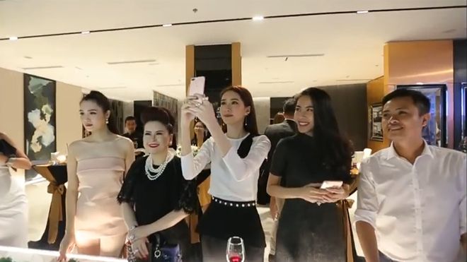 Cười vỡ bụng với clip Mannequin Challenge của Hoa hậu Đặng Thu Thảo và bạn trai doanh nhân