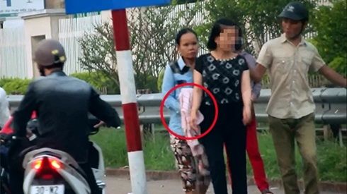 Nữ quái chuyên dàn cảnh móc điện thoại trước cổng bệnh viện Bạch Mai sa lưới