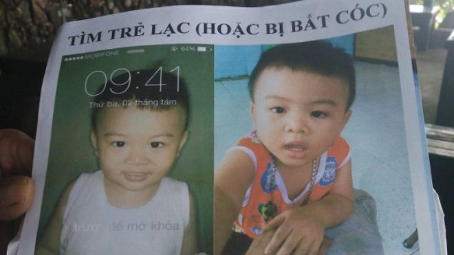 Người cha đau khổ quỳ lạy bên đường mong tìm lại con trai 2 tuổi mất tích hơn 2 tháng nay