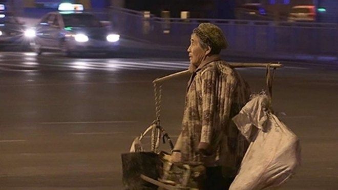 Người mẹ già bán hàng rong cả đêm kiếm tiền mua nhà cho con trai