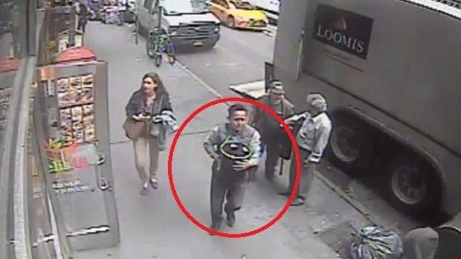 Mỹ: Trộm thùng vàng lá 35 tỉ từ xe bọc thép giữa ban ngày
