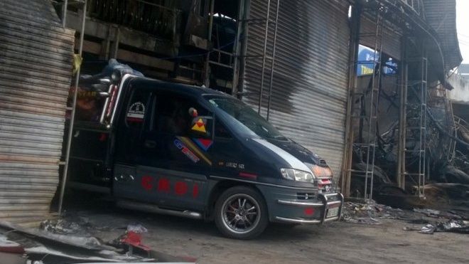 'Soái ca' lái xe đâm sập cửa cứu vợ con khỏi đám cháy: 'Không hành động thì chết!'