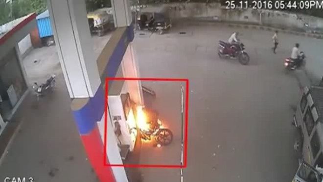 Nam thanh niên thiêu rụi cả cây xăng vì mải nghe điện thoại