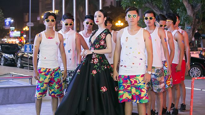 Đeo trang sức 2 tỷ, Angela Phương Trinh đi cùng dàn vệ sĩ 'không giống ai' tại họp báo phim