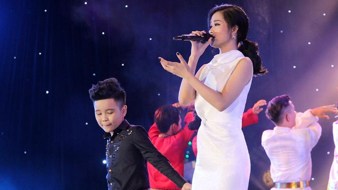 Thầy trò Đông Nhi, Nhật Minh hát live 'cực ngọt' We are the world