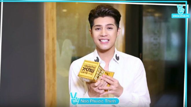 Noo Phước Thịnh liên tục cảm ơn fan khi nhận giải Nghệ sĩ Châu Á xuất sắc nhất