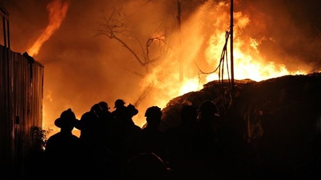 Hà Nội: Hàng trăm cảnh sát vất vả trước đám cháy xưởng nhựa rộng 1.000 m2