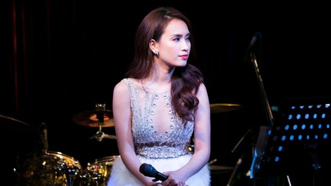 Ái Phương chiêu đãi khán giả tiệc âm nhạc đầy nước mắt