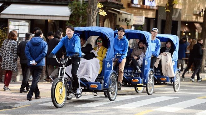 Vi vu với những 'soái ca' Hàn Quốc chở xích lô
