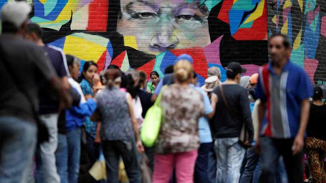 Phụ nữ Venezuela bán tóc mua đồ ăn