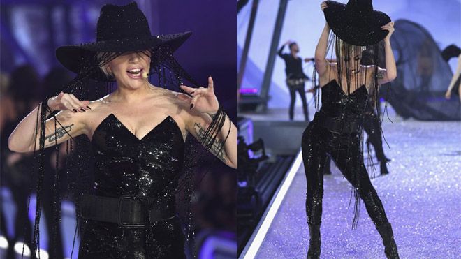 Lady Gaga đã 'càn quét' sàn diễn VSFS 2016 với chiếc mũ dị, giá triệu đô!