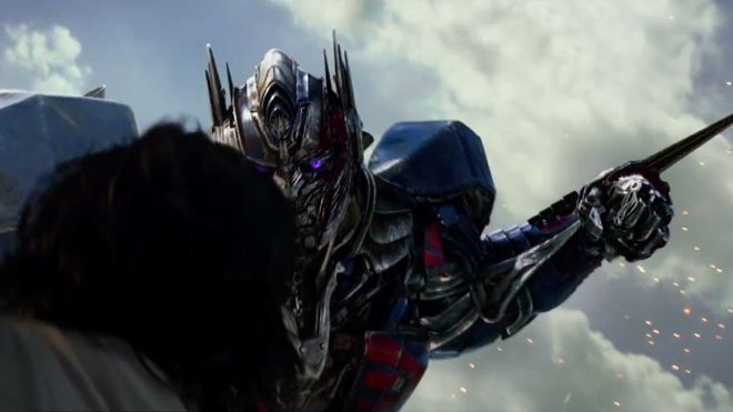 Optimus Prime chống lại loài người và truy sát Bumblebee trong trailer 'Transformers 5'