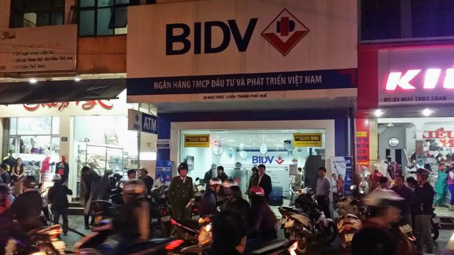 Clip: Hiện trường vụ dí súng vào đầu bảo vệ cướp 700 triệu đồng tại ngân hàng ở Huế
