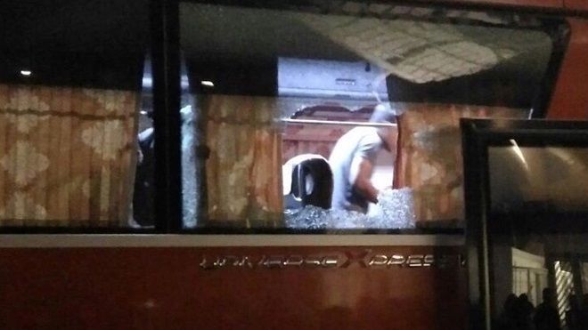 Xe bus chở tuyển Indonesia bị ném đá vỡ kính