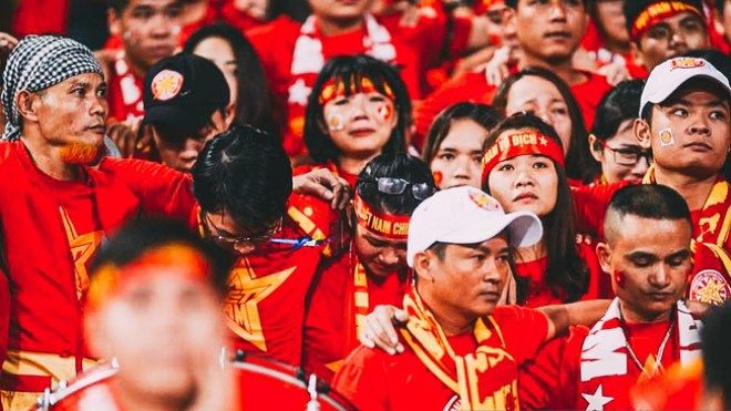 CĐV òa khóc nhìn 10 cầu thủ Việt Nam đá 'chết bỏ' trên sân Mỹ Đình