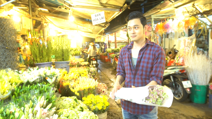 Quang Vinh tự tay gói hoa tặng 'bạn gái'