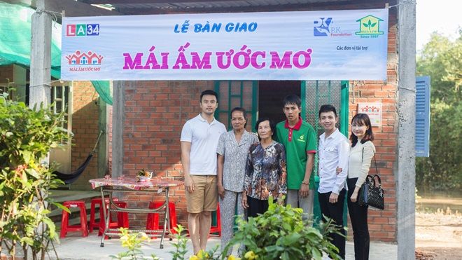 Hậu tái hợp, vợ chồng đại gia Minh 'nhựa' tay trong tay đi làm từ thiện
