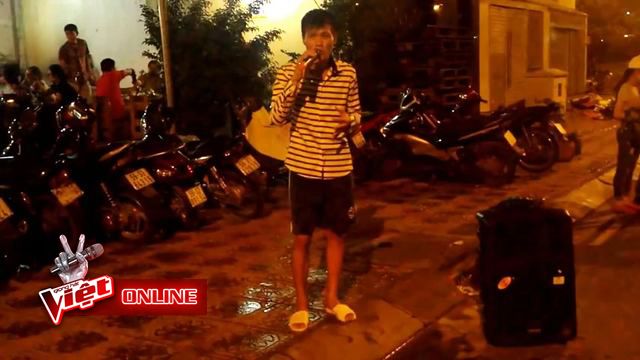 Xuất hiện Phía sau một cô gái phiên bản 'bán kẹo kéo' chất lừ tại Giọng hát Việt online