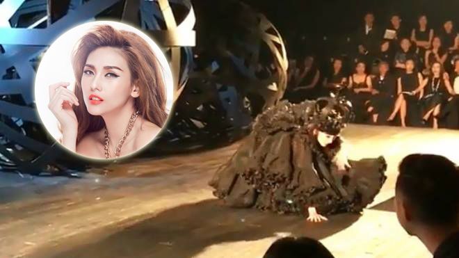 Siêu mẫu Hoàng Yến khiến khán giả giật mình khi đi catwalk ngã chúi xuống sàn
