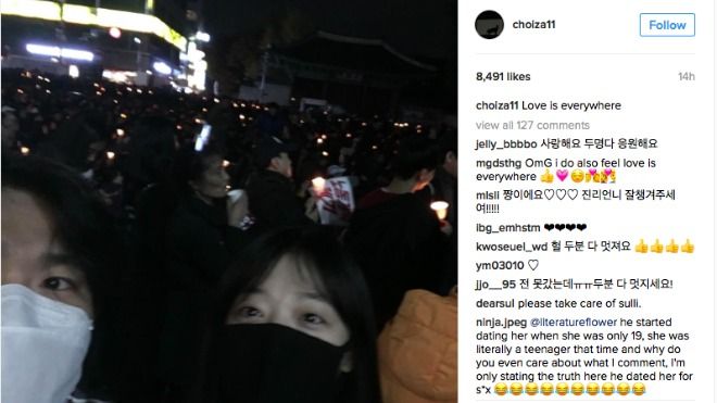 Sulli cùng Choiza trùm kín mít ăn mừng chiến thắng cùng những người biểu tình