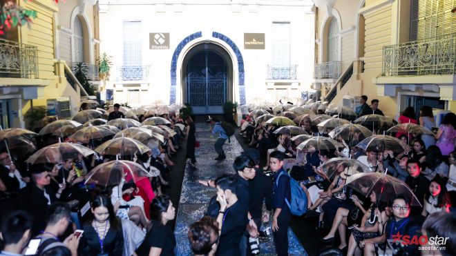 Chúc mừng Lê Thanh Hòa, khán giả đã cầm ô để được xem trọn vẹn show diễn của anh đó!