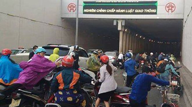 Hà Nội: Dầu đổ loang ra đường, hàng chục phương tiện 'vồ ếch' dưới hầm Kim Liên