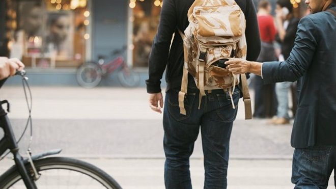 Chuyện thật như đùa: Cướp túi xách, vài phút sau quay lại trả nguyên vẹn cho nạn nhân