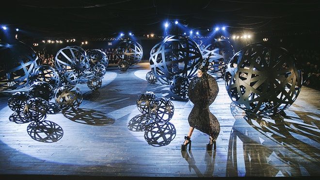 Những khoảnh khắc ấn tượng trên sàn diễn Thu Đông 2016 của Đỗ Mạnh Cường