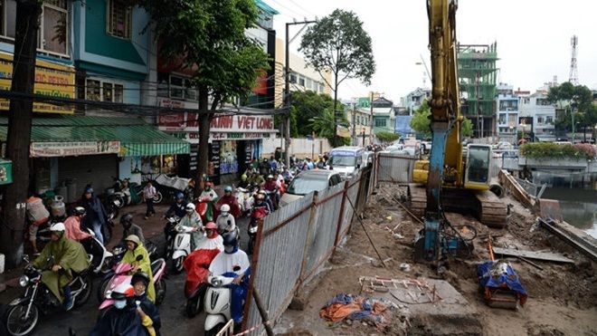 Người dân Sài Gòn khổ sở với 'hố tử thần' 4 tháng chưa lấp xong
