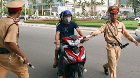 Vợ vi phạm giao thông, chồng dọa tự thiêu với cảnh sát