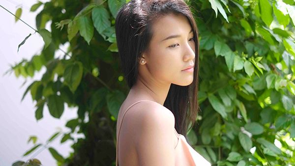 Á hậu Hoàng Oanh để mặt mộc vẫn đẹp hút hồn