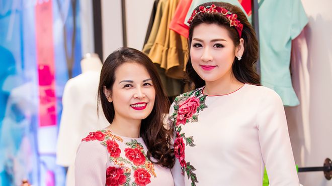 Mẹ Á hậu Tú Anh trẻ trung, không thua kém con gái