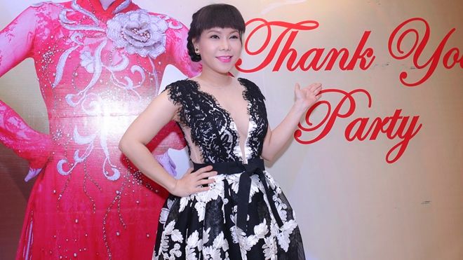 Việt Hương diện váy xẻ sâu 'hút mắt', khoe vòng 1 táo bạo