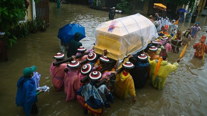 Hội An - Đưa tang giữa dòng nước lũ