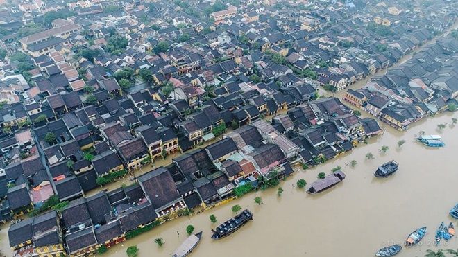 Hình ảnh hàng nghìn ngôi nhà ở Hội An chìm trong nước lũ nhìn từ flycam