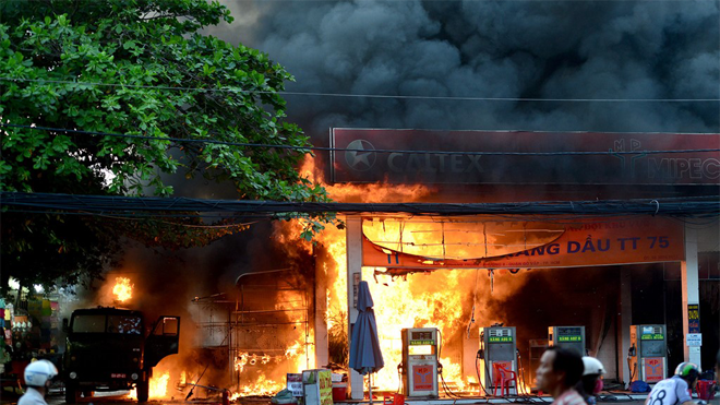 Clip: Cháy dữ dội tại cây xăng ngay tại Sài Gòn kèm nhiều tiếng nổ kinh hoàng